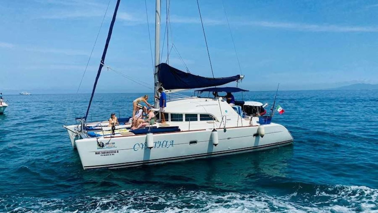 Catamarán privado en la Bahía de Banderas rumbo a Los Arcos y Yelapa